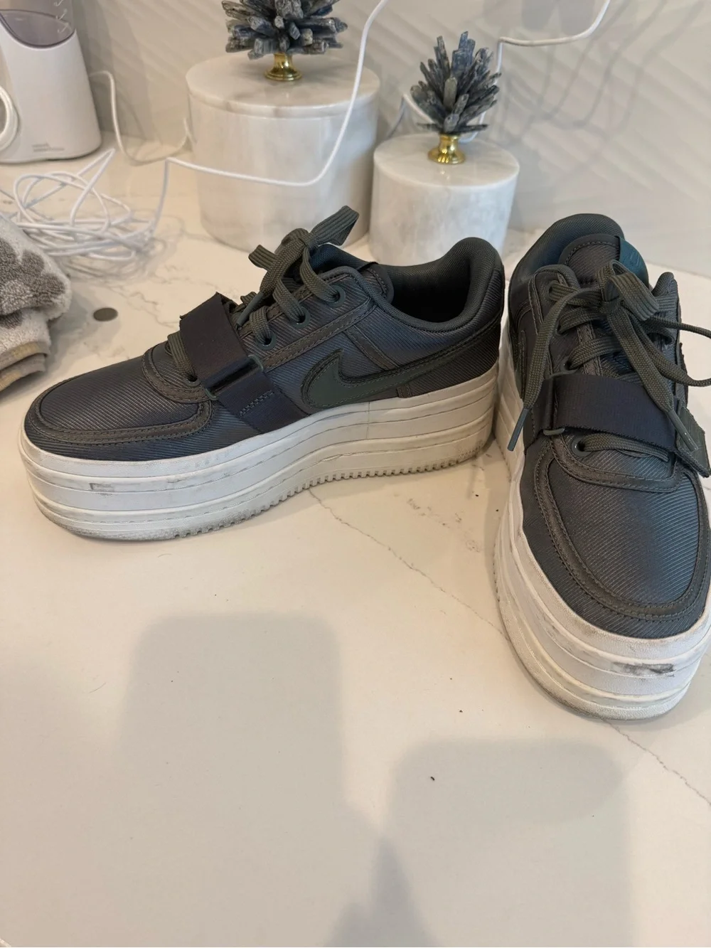 Nike Women’s Platform Sneakers army green with White Sole